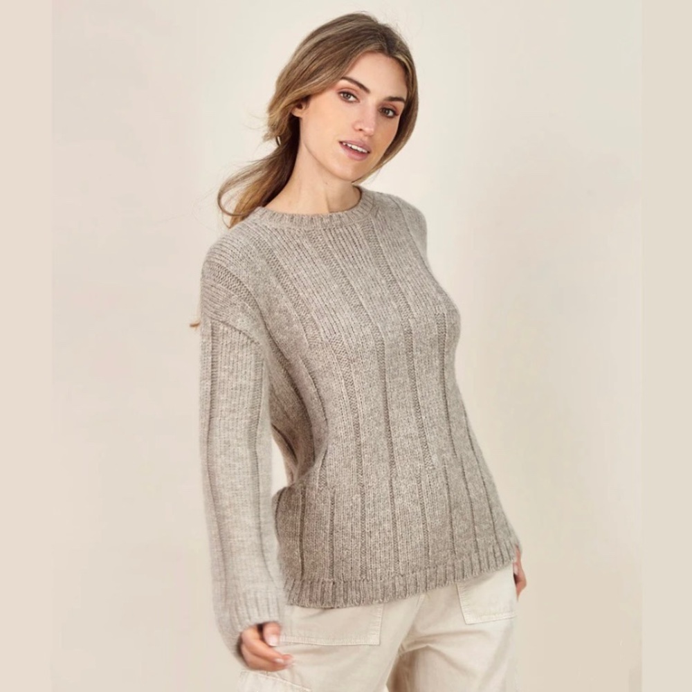 Sol Alpaca 100% baby alpaca long rib knit crewneck sweater. 🤎